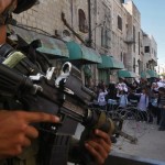 Izraelský voják během školního protestu proti checkpointu v Hebronu