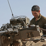 Izraelský voják poblíž hranic s pásmem Gazy (ilustrační foto)