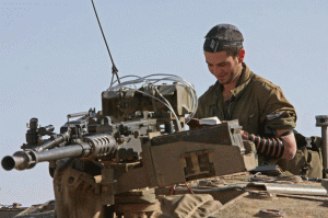 Izraelský voják poblíž hranic s pásmem Gazy (ilustrační foto)