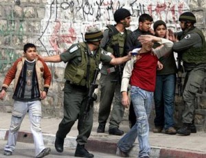 Izraelští vojáci zatýkají palestinské děti (ilustrační foto) 